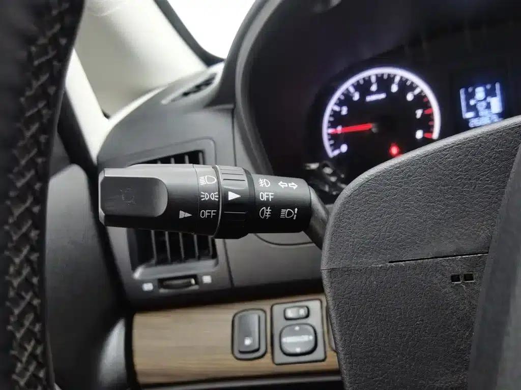 Lingzhi PLUS 2021 2.0L Manual Deluxe 7-Seater — миниатюра 21