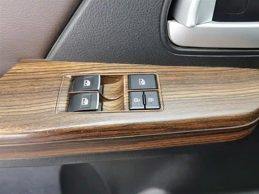 Lingzhi PLUS 2021 2.0L Manual Deluxe 7-Seater — миниатюра 9