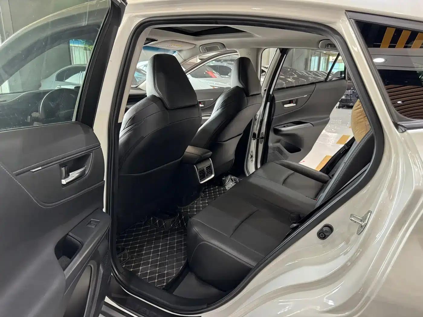 Venza 2023 2.0L CVT 2WD Luxury Edition — миниатюра 11