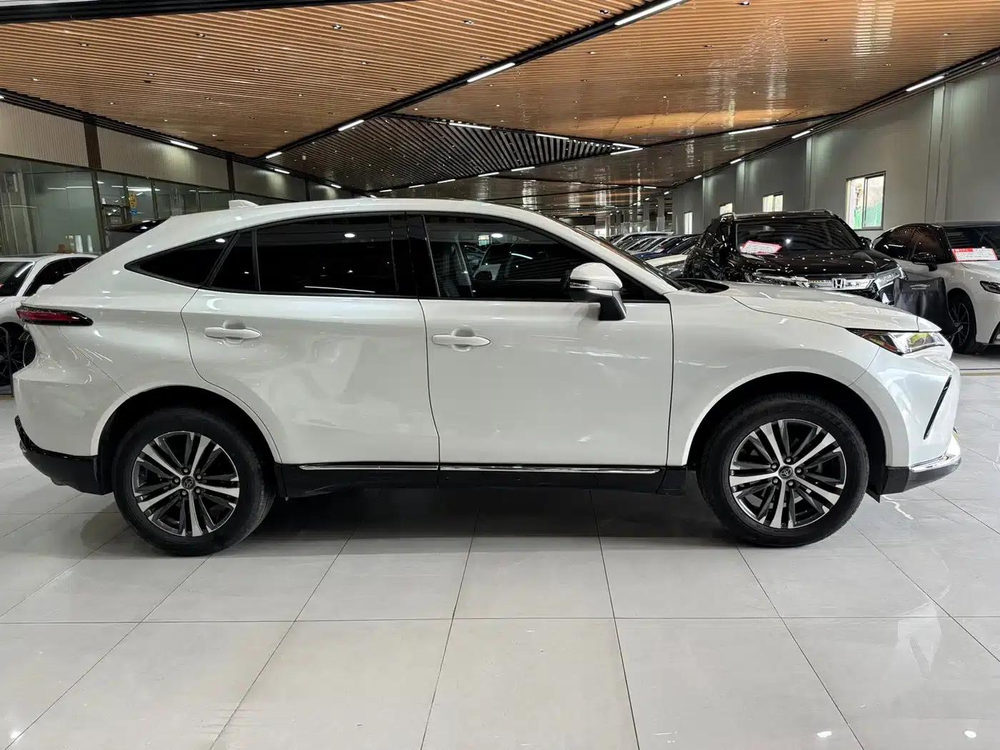 Venza 2023 2.0L CVT 2WD Luxury Edition — миниатюра 3