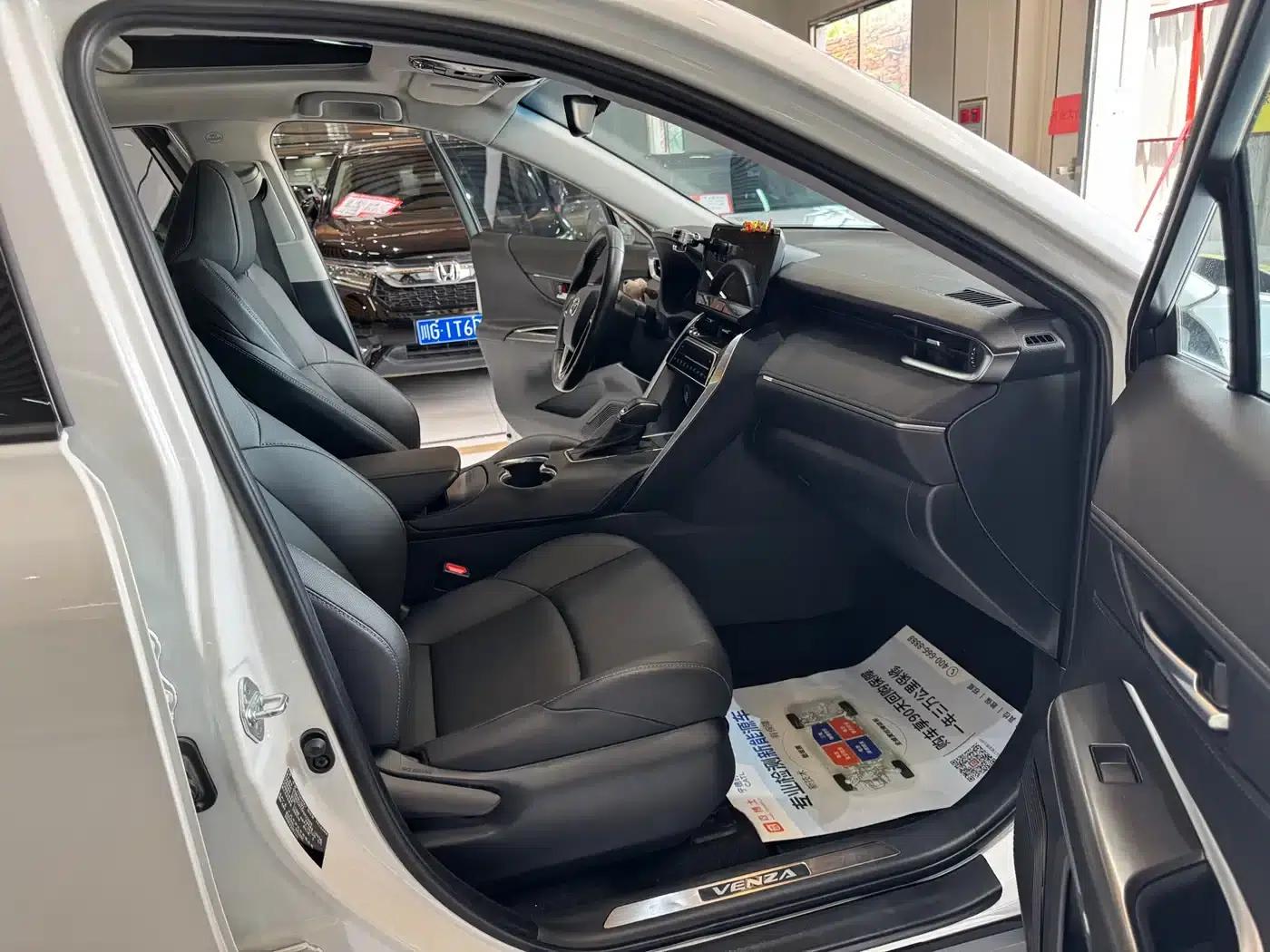 Venza 2023 2.0L CVT 2WD Luxury Edition — миниатюра 26