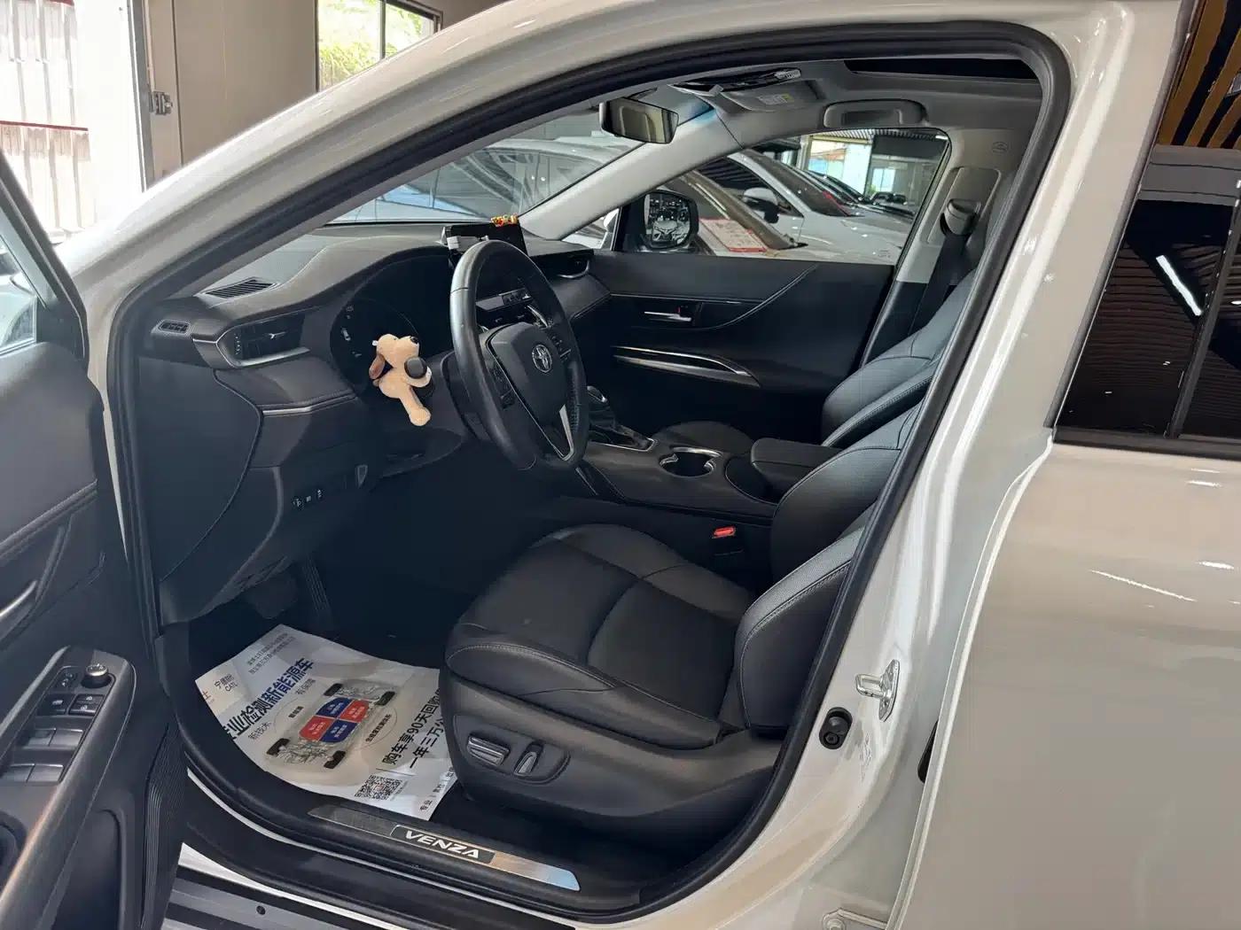 Venza 2023 2.0L CVT 2WD Luxury Edition — миниатюра 28