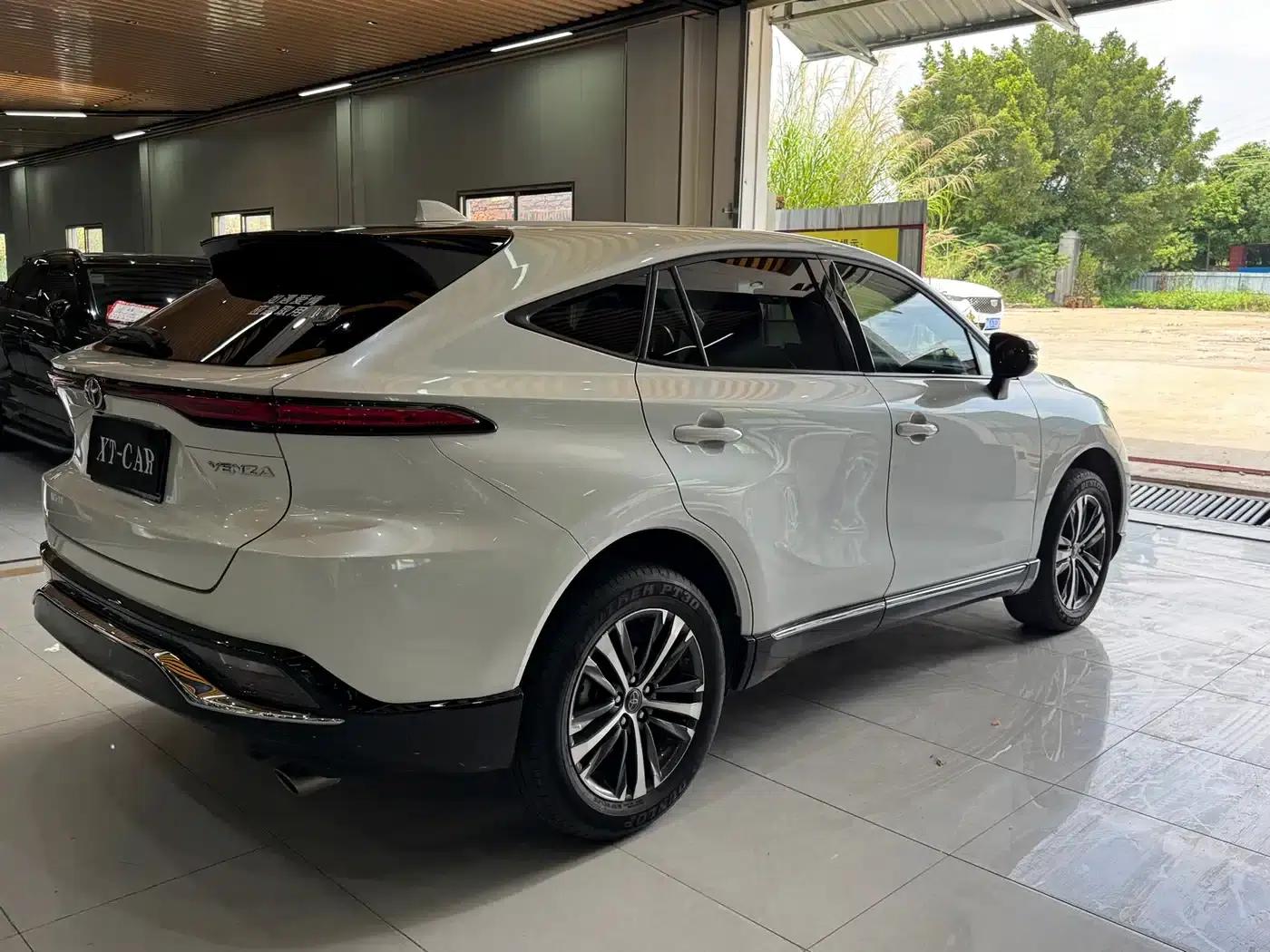Venza 2023 2.0L CVT 2WD Luxury Edition — миниатюра 35