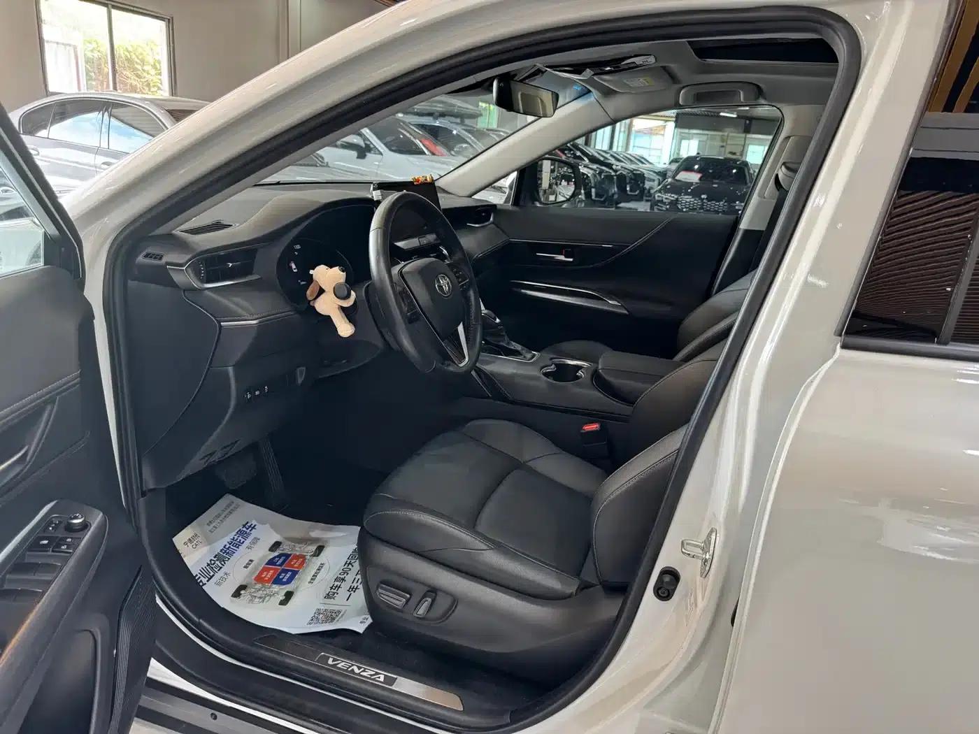 Venza 2023 2.0L CVT 2WD Luxury Edition — миниатюра 8