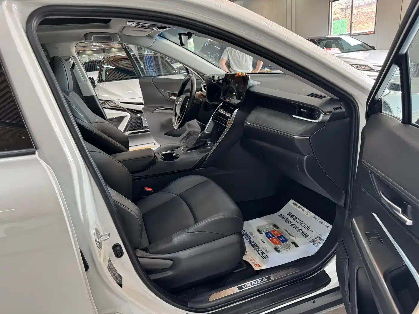 Venza 2023 2.0L CVT 2WD Luxury Edition — миниатюра 9