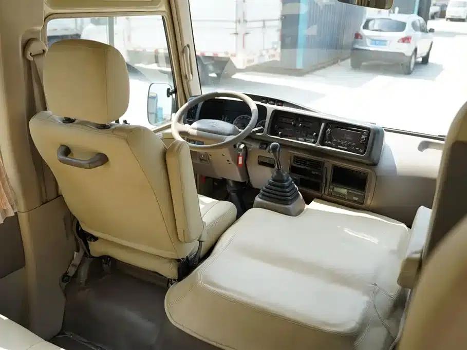 2015 Toyota Coaster 4.0L Premium GRB53L-ZCMSK 20-Seat Special Edition — миниатюра 23