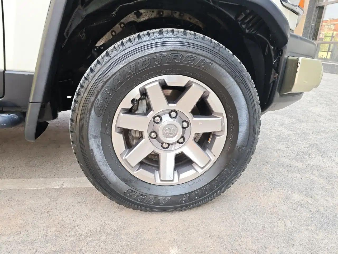 Toyota FJ Cruiser 2013 4.0L — миниатюра 8