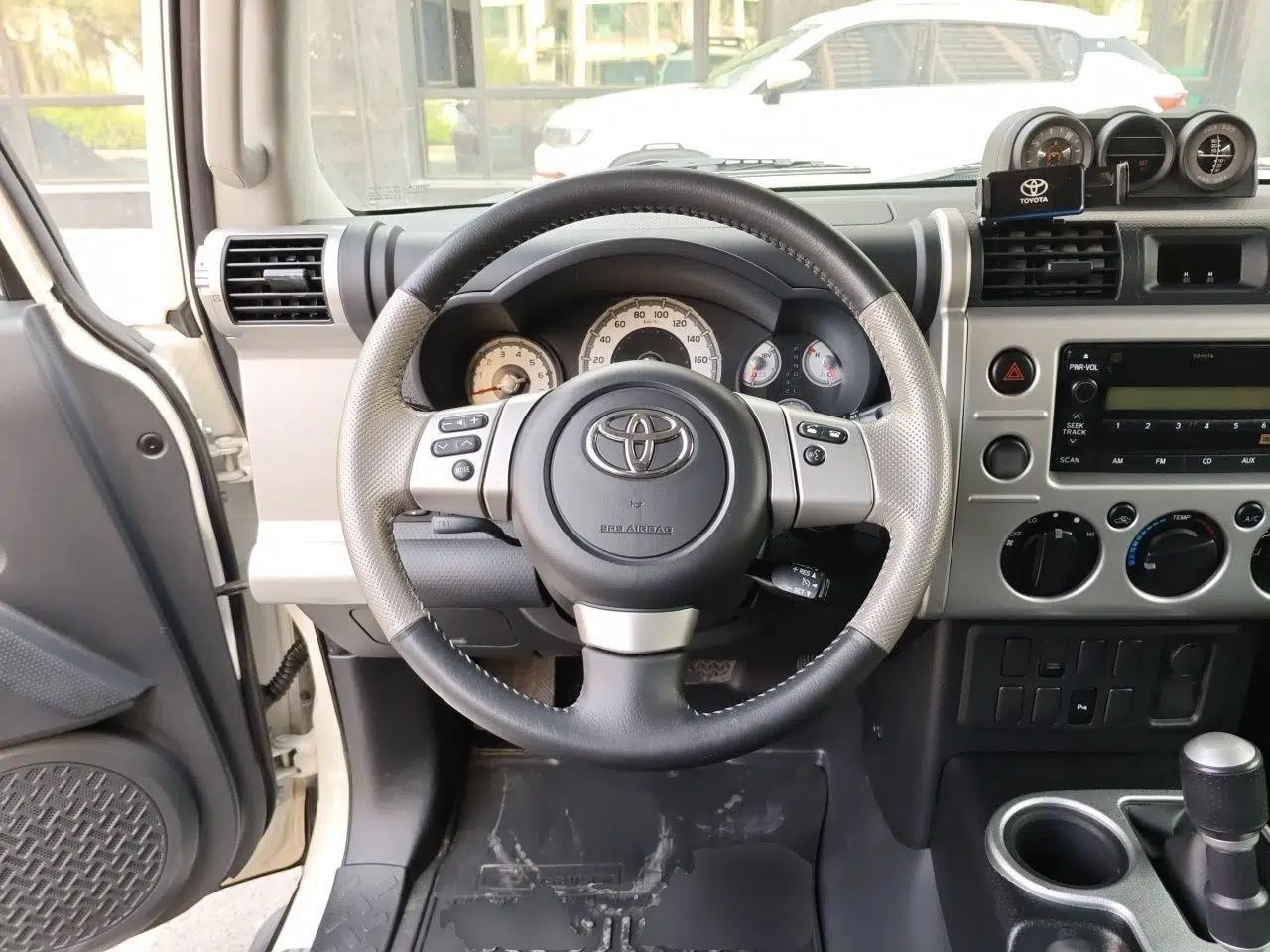 Toyota FJ Cruiser 2013 4.0L — миниатюра 10