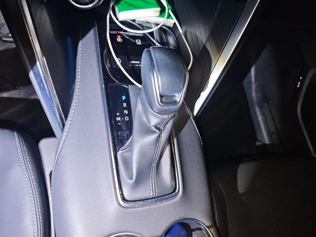 Toyota Harrier 2023 2.0L CVT Two-Wheel Drive Luxury Edition — миниатюра 14