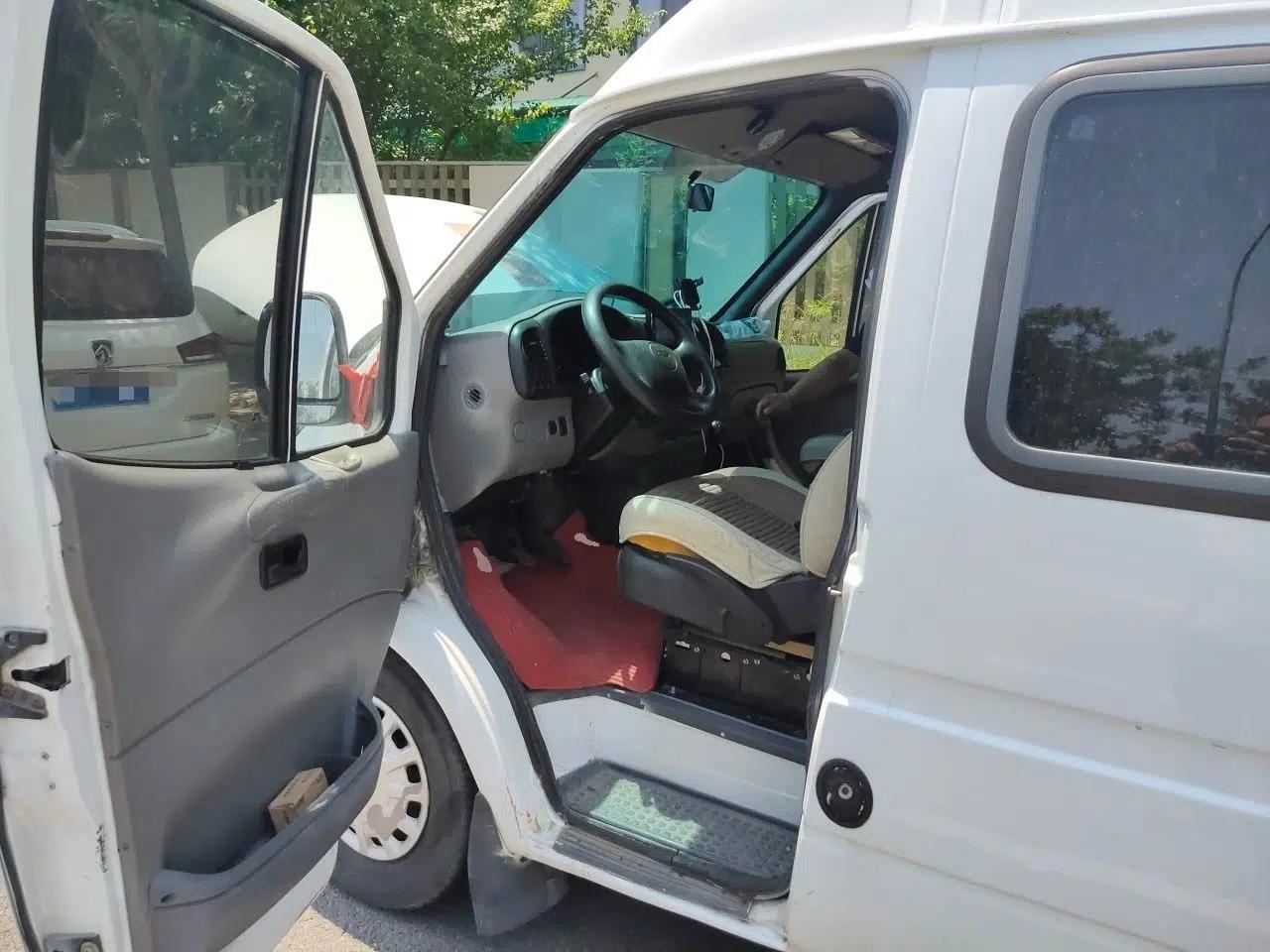 Ford Classic Transit Ford Transit 2.8L diesel, 6 seats, manual transmission — миниатюра 16