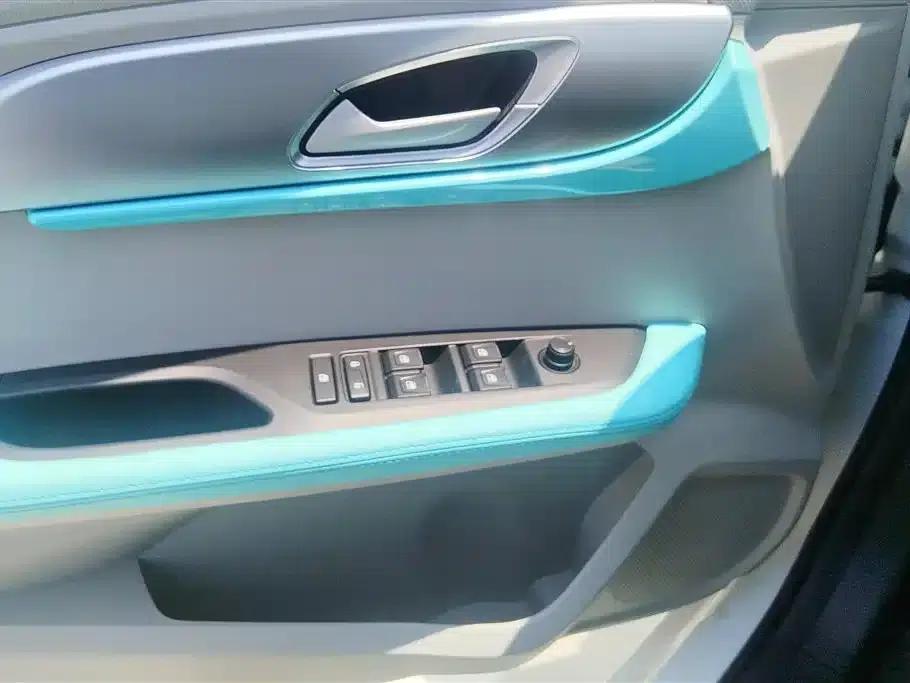 Yizhi EV3 2025 Plus 330KM Luxury Edition — миниатюра 7
