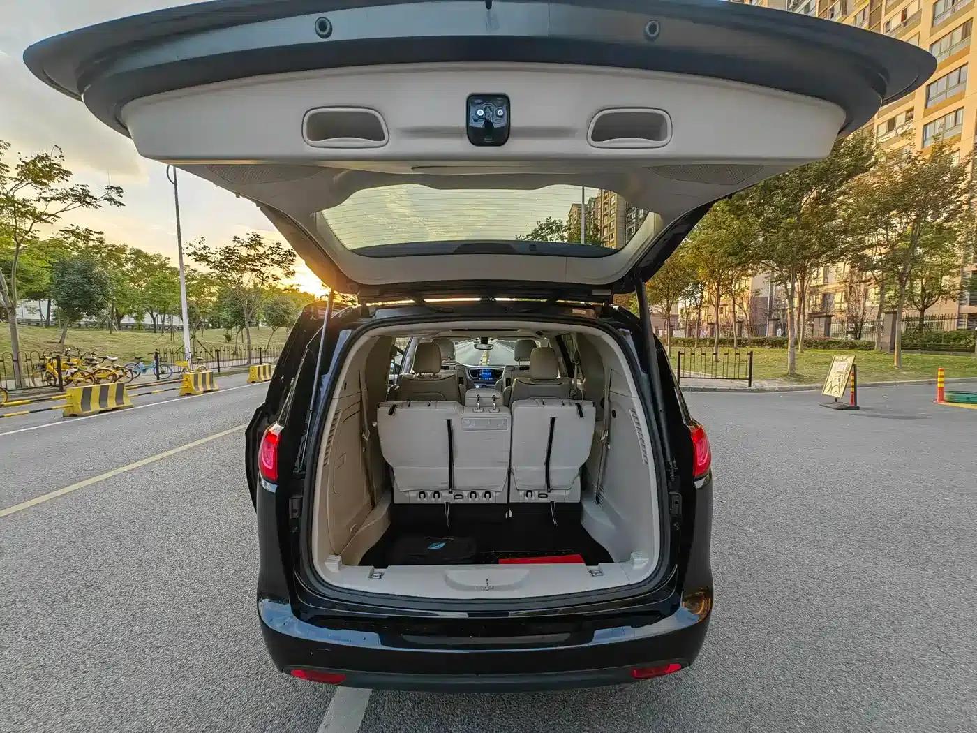 2018 Chrysler Grand Voyager PHEV (Imported) 3.6L Plug-in Hybrid — миниатюра 11
