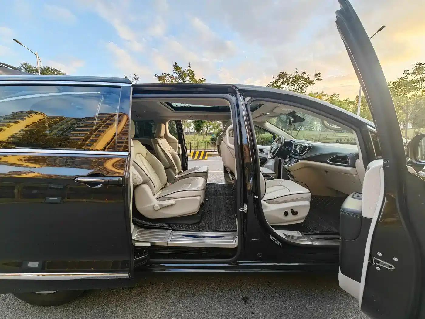 2018 Chrysler Grand Voyager PHEV (Imported) 3.6L Plug-in Hybrid — миниатюра 13