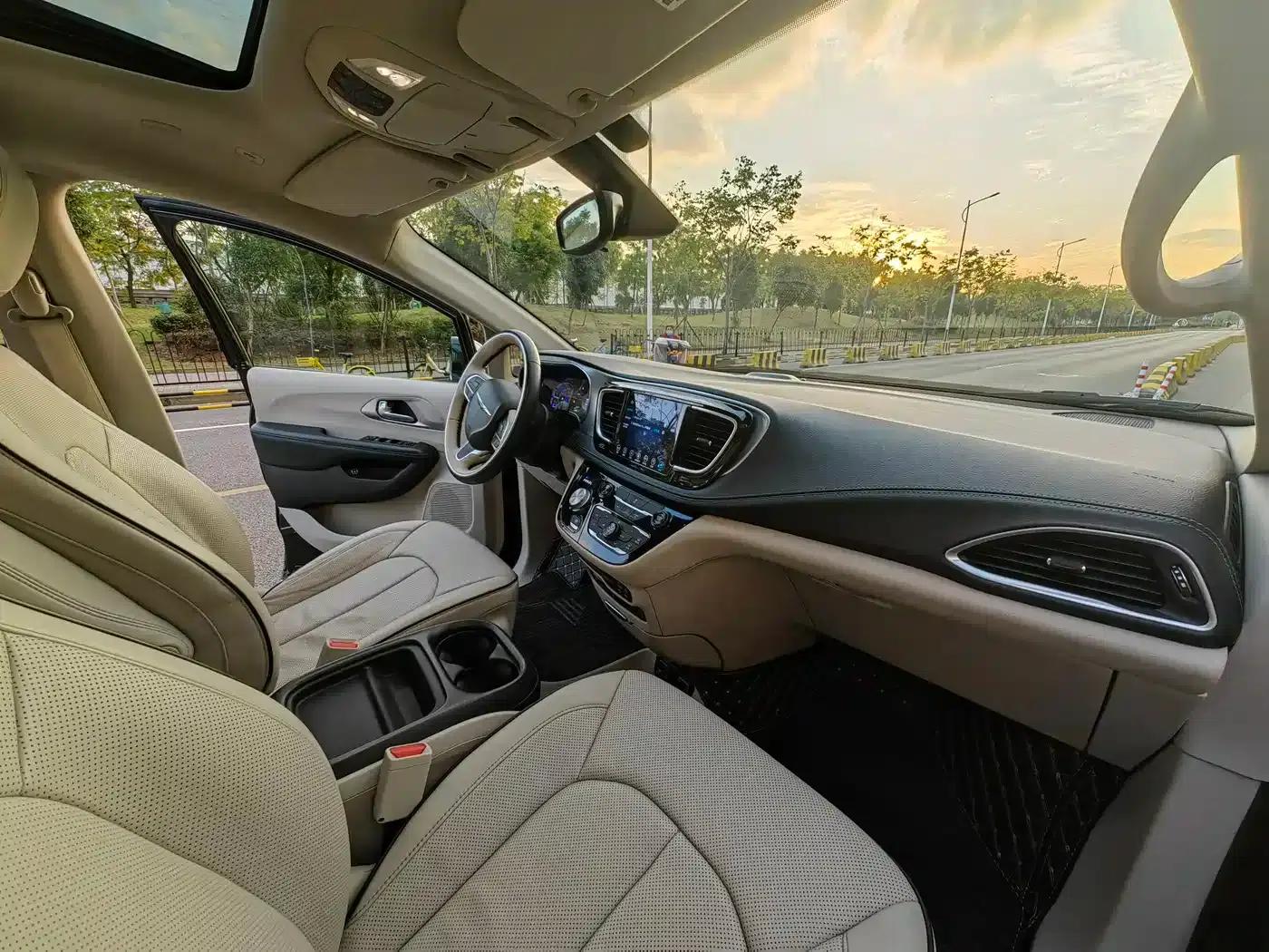 2018 Chrysler Grand Voyager PHEV (Imported) 3.6L Plug-in Hybrid — миниатюра 18