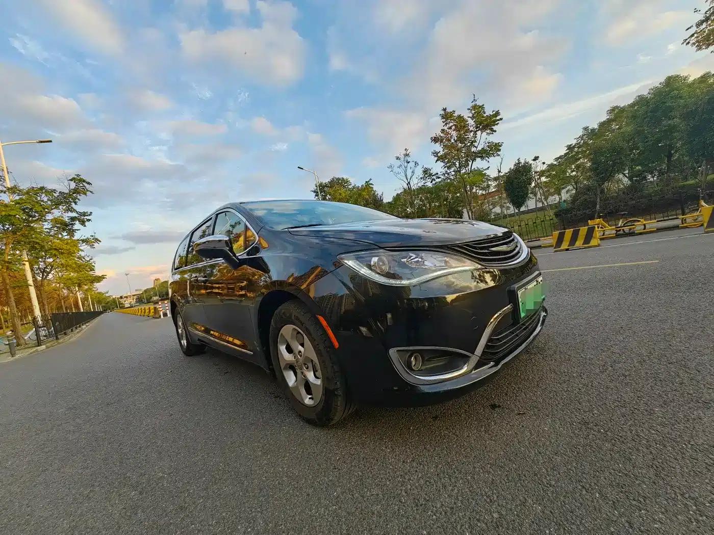 2018 Chrysler Grand Voyager PHEV (Imported) 3.6L Plug-in Hybrid — миниатюра 3