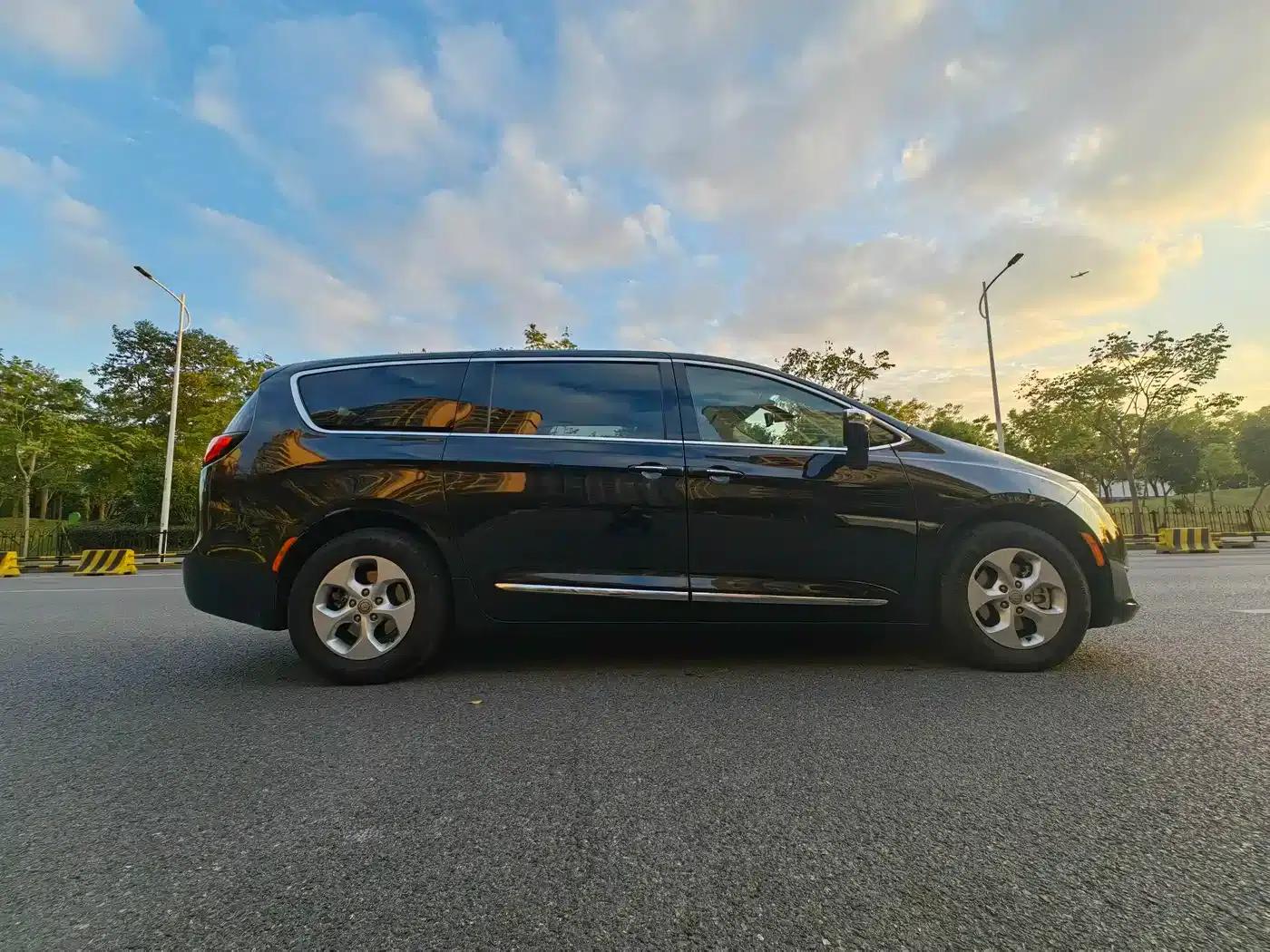 2018 Chrysler Grand Voyager PHEV (Imported) 3.6L Plug-in Hybrid — миниатюра 4