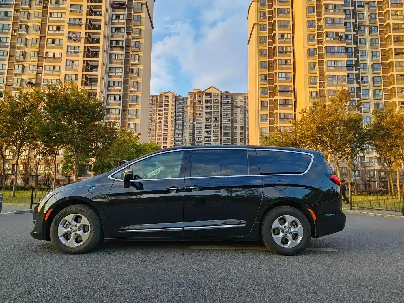 2018 Chrysler Grand Voyager PHEV (Imported) 3.6L Plug-in Hybrid — миниатюра 5