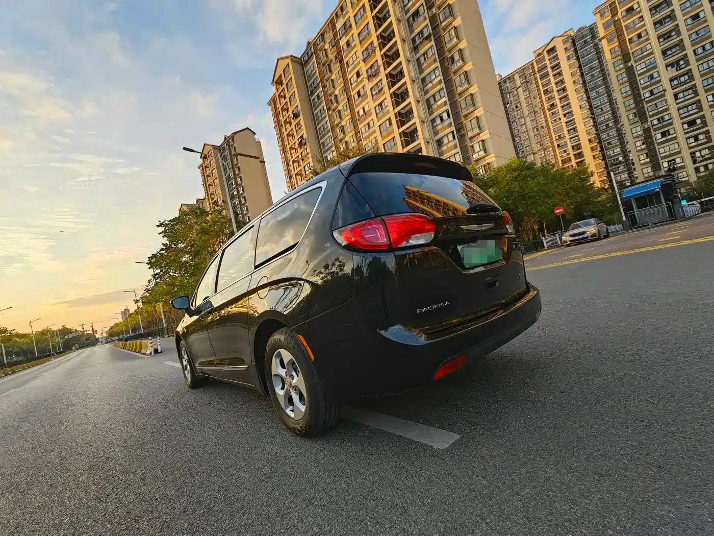 2018 Chrysler Grand Voyager PHEV (Imported) 3.6L Plug-in Hybrid — миниатюра 6