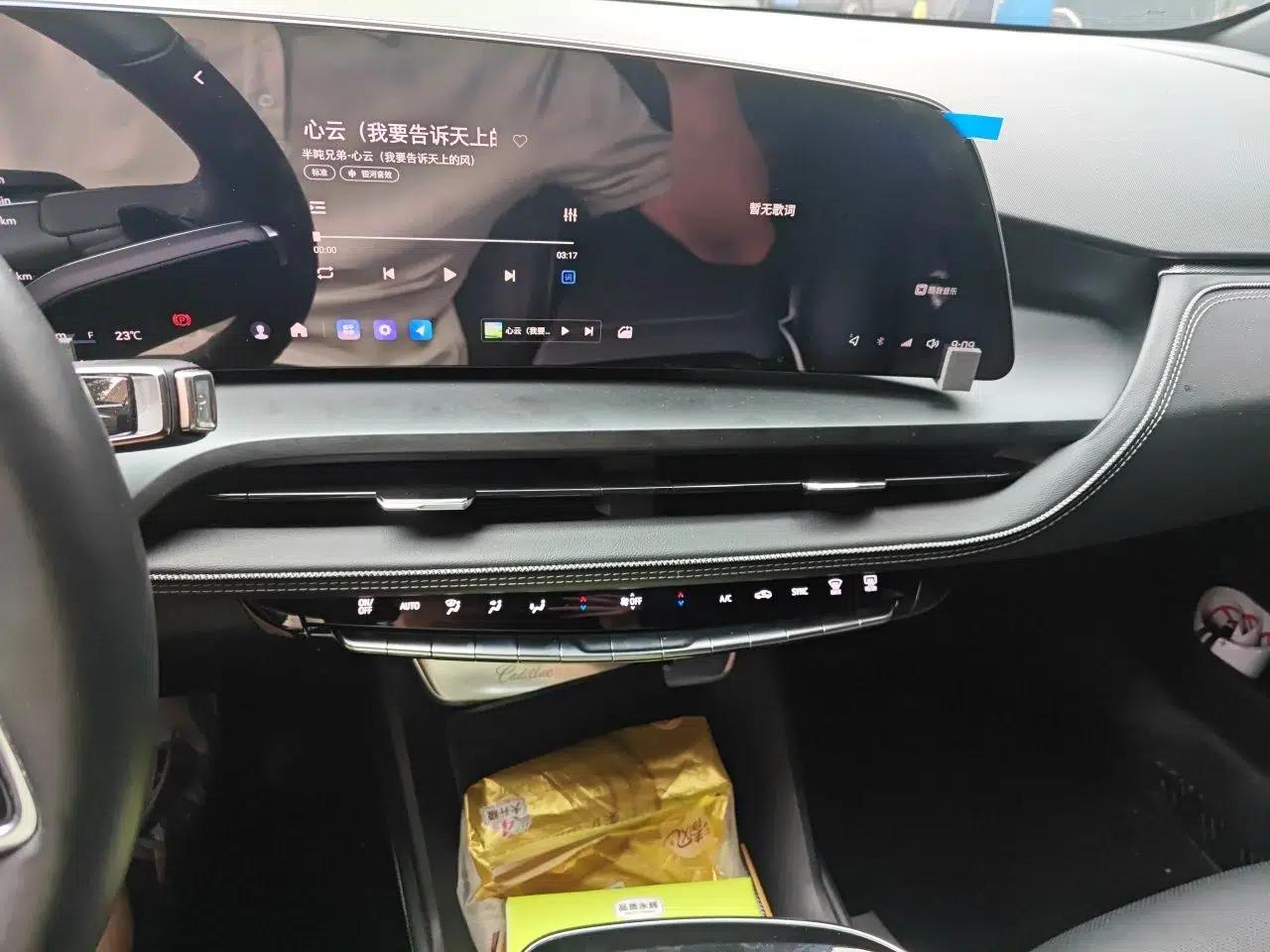 Cadillac GT4 2023 25T Luxury Model — миниатюра 13