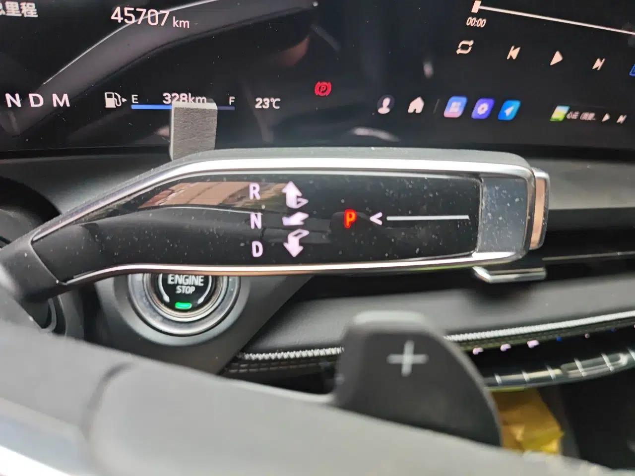 Cadillac GT4 2023 25T Luxury Model — миниатюра 14
