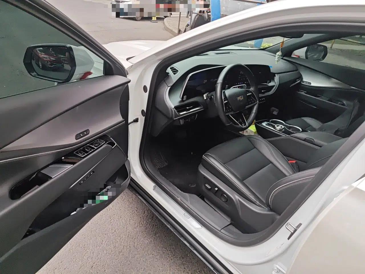 Cadillac GT4 2023 25T Luxury Model — миниатюра 16
