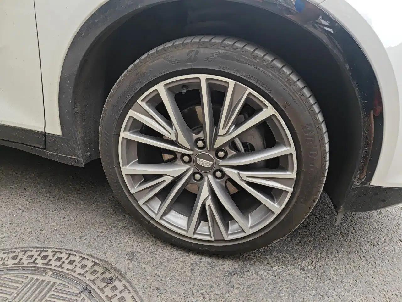 Cadillac GT4 2023 25T Luxury Model — миниатюра 8