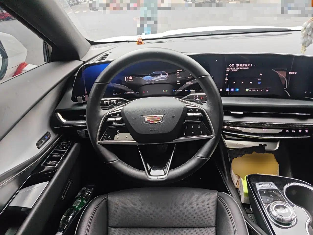 Cadillac GT4 2023 25T Luxury Model — миниатюра 10