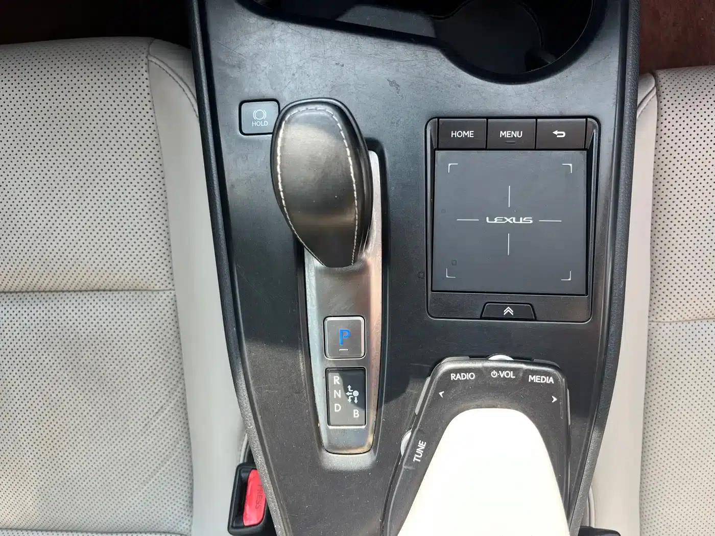 Lexus UX PHEV 2020 300e Pure Enjoyment Edition — миниатюра 22