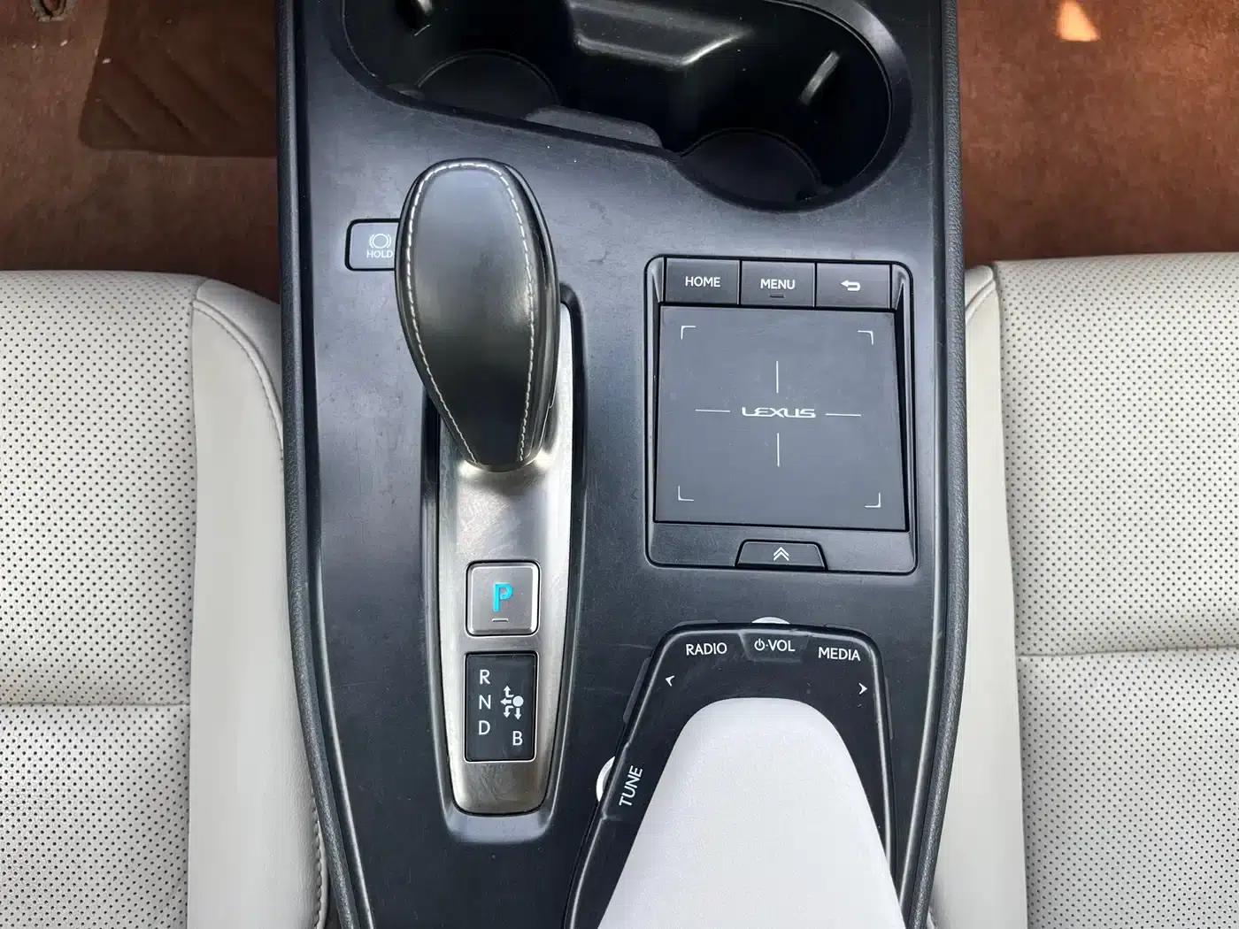 Lexus UX PHEV 2020 300e Pure Enjoyment Edition — миниатюра 54