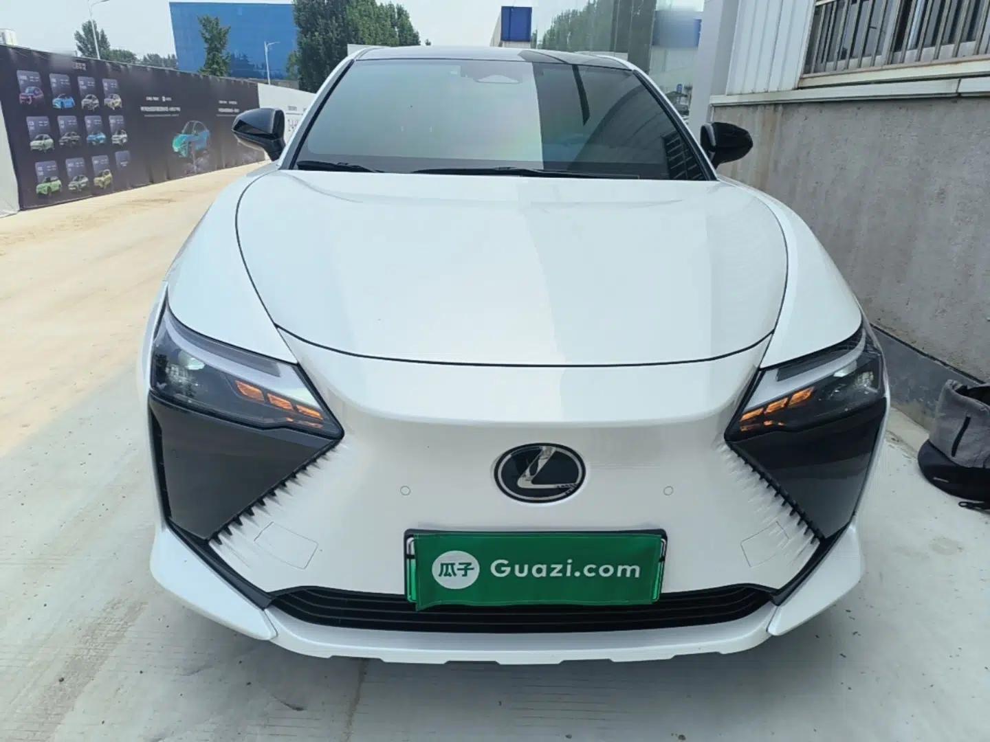 Lexus RZ 2023 450e All-Wheel Drive Luxury Edition — миниатюра 2