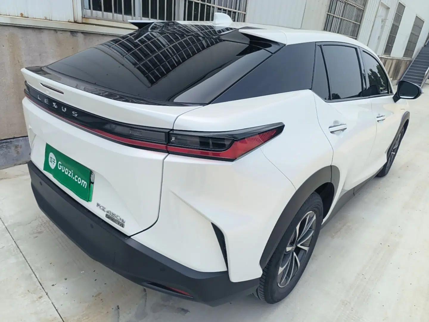 Lexus RZ 2023 450e All-Wheel Drive Luxury Edition — миниатюра 6
