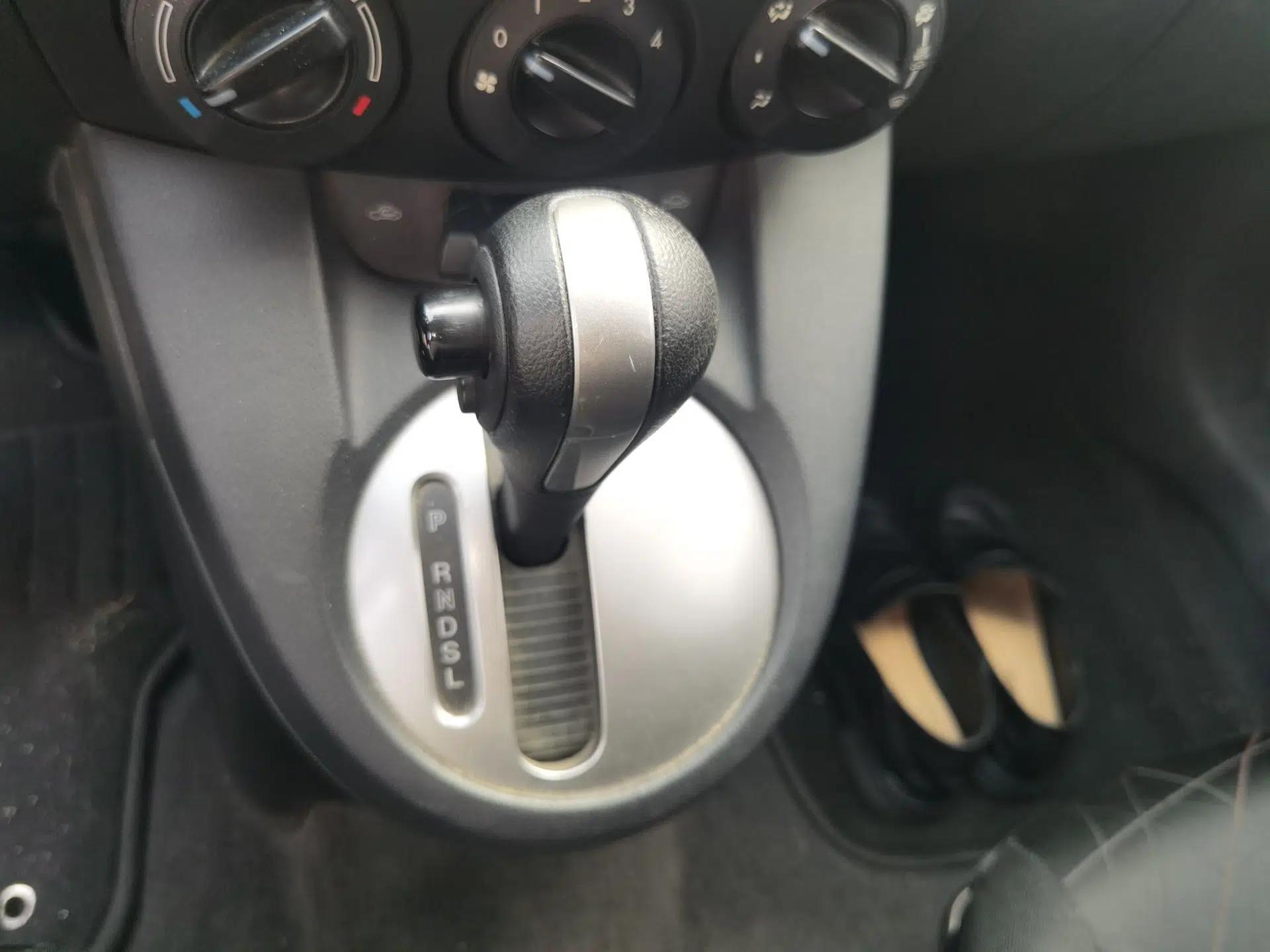Mazda 2 2012 Hatchback Xuan Dong 1.5L Automatic Value Edition — миниатюра 14