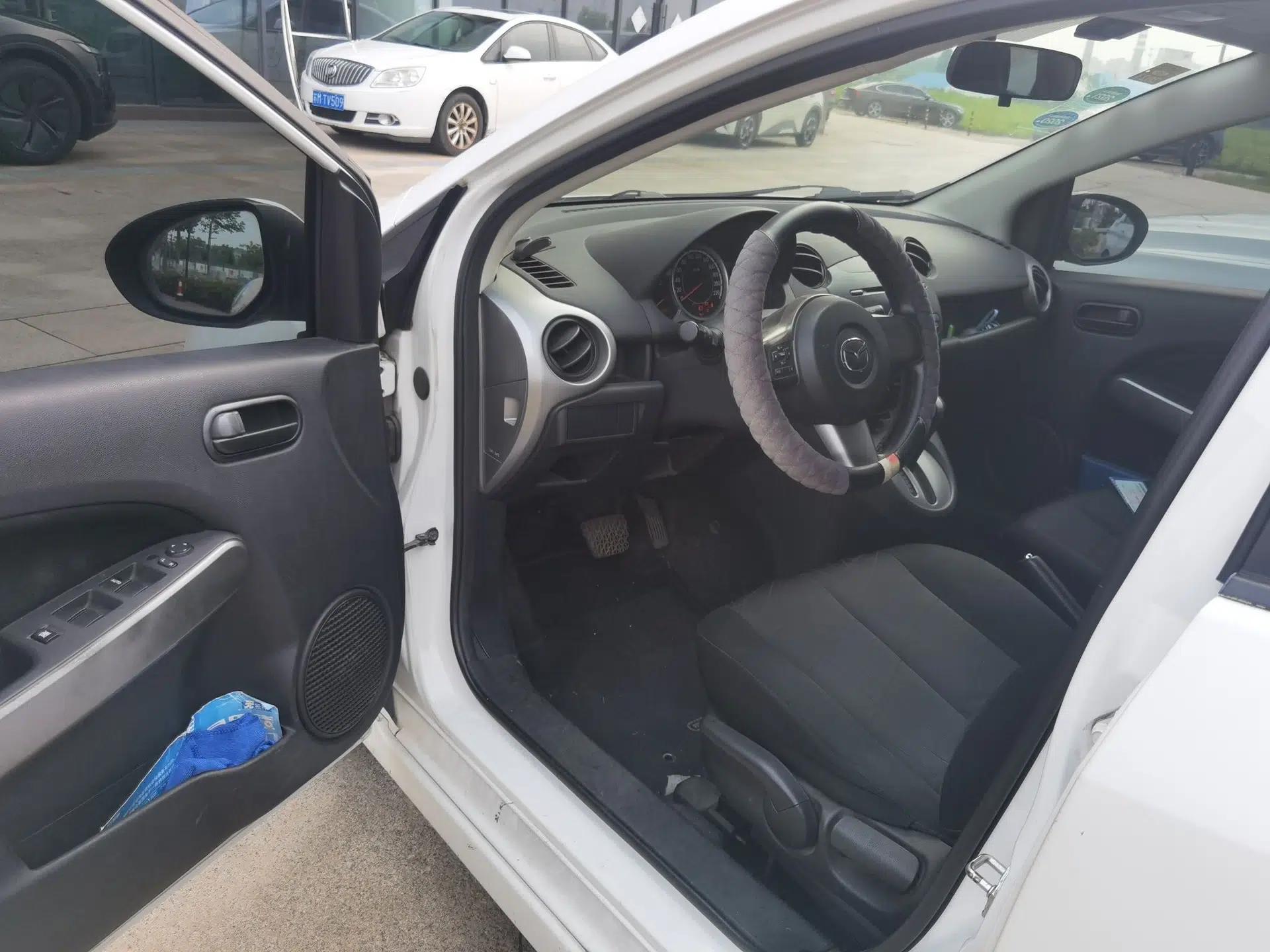 Mazda 2 2012 Hatchback Xuan Dong 1.5L Automatic Value Edition — миниатюра 16