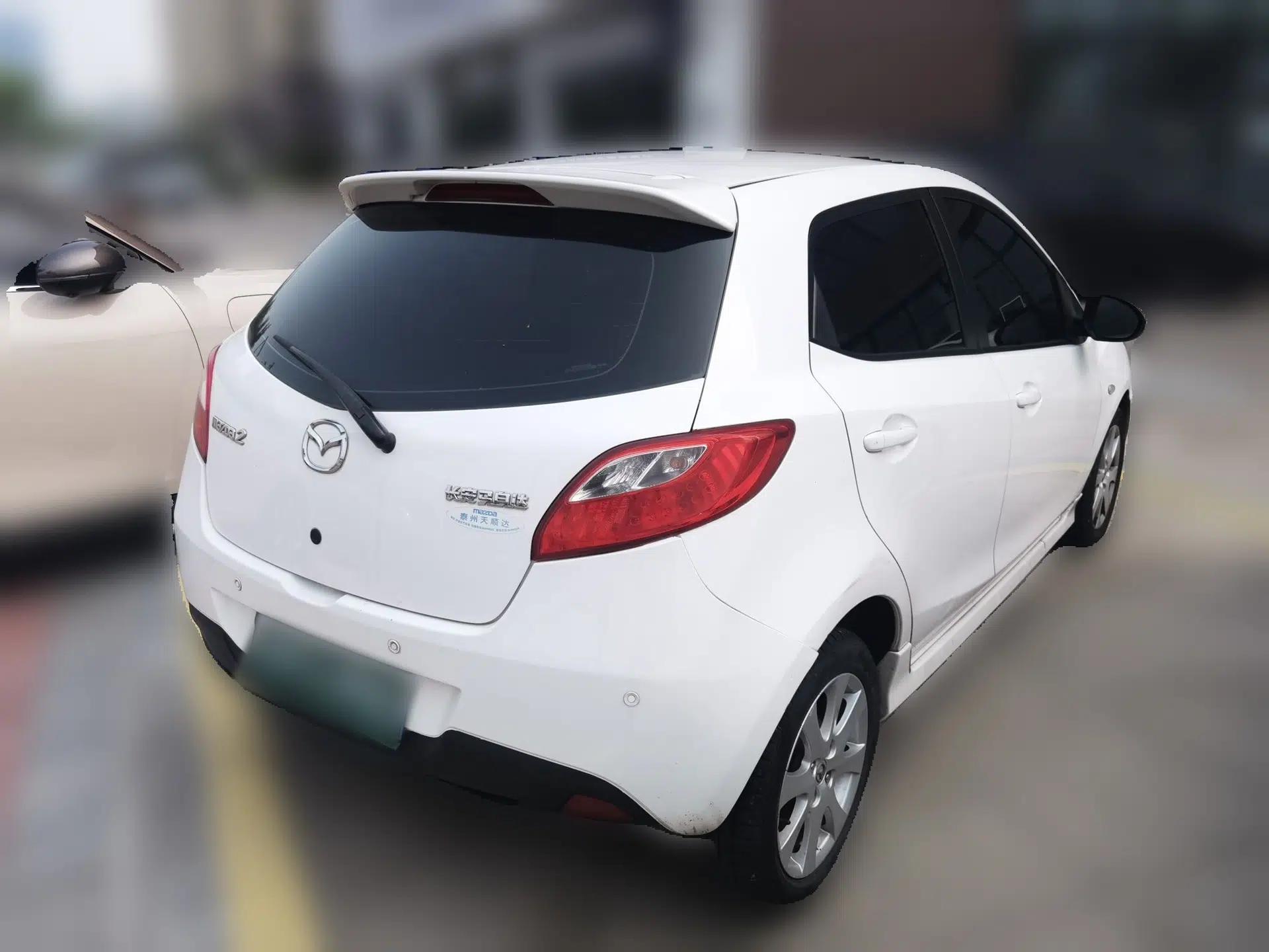 Mazda 2 2012 Hatchback Xuan Dong 1.5L Automatic Value Edition — миниатюра 6