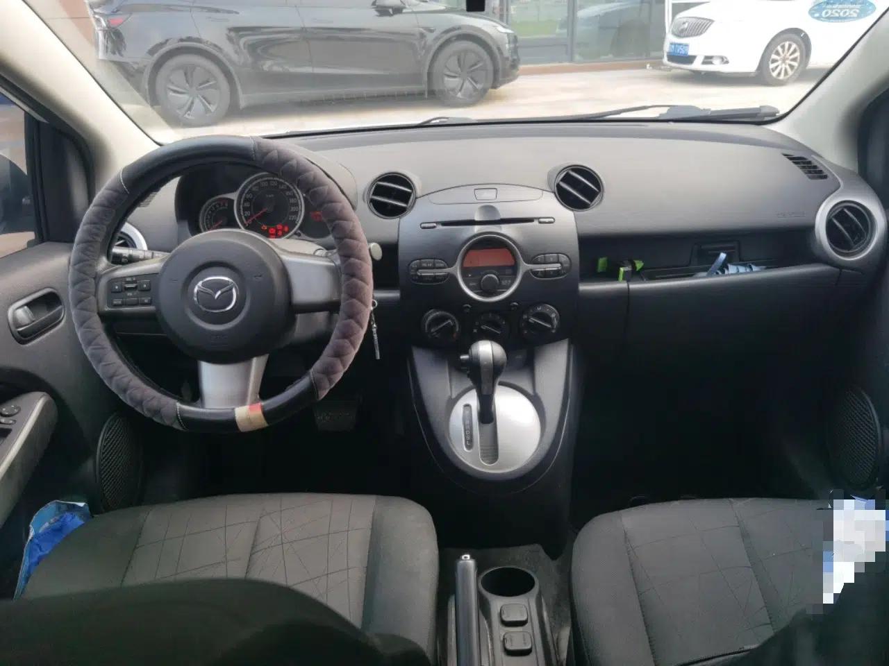 Mazda 2 2012 Hatchback Xuan Dong 1.5L Automatic Value Edition — миниатюра 9