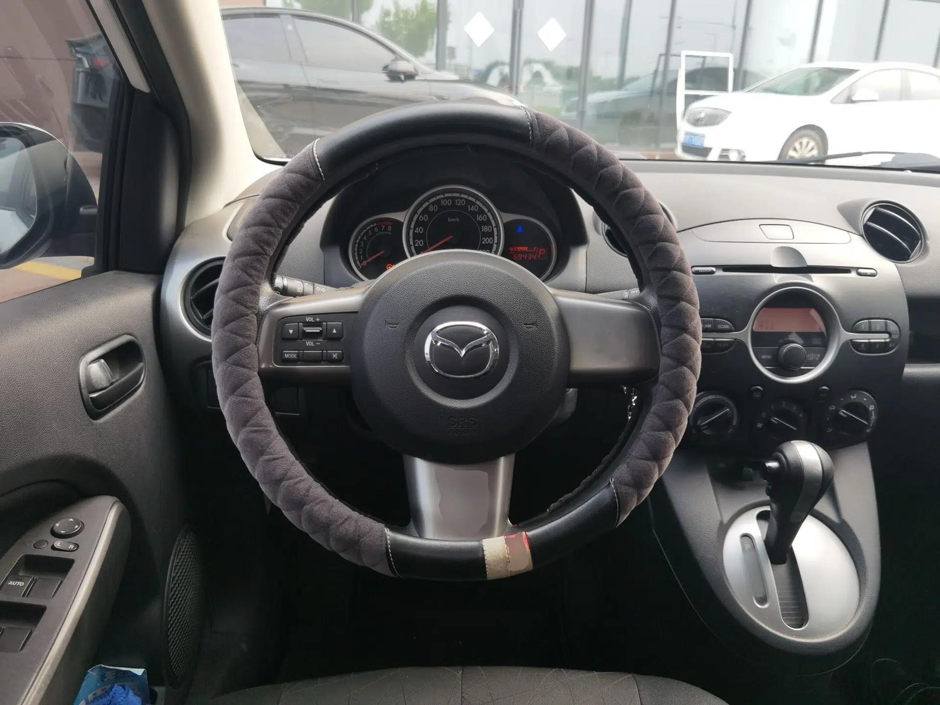 Mazda 2 2012 Hatchback Xuan Dong 1.5L Automatic Value Edition — миниатюра 10