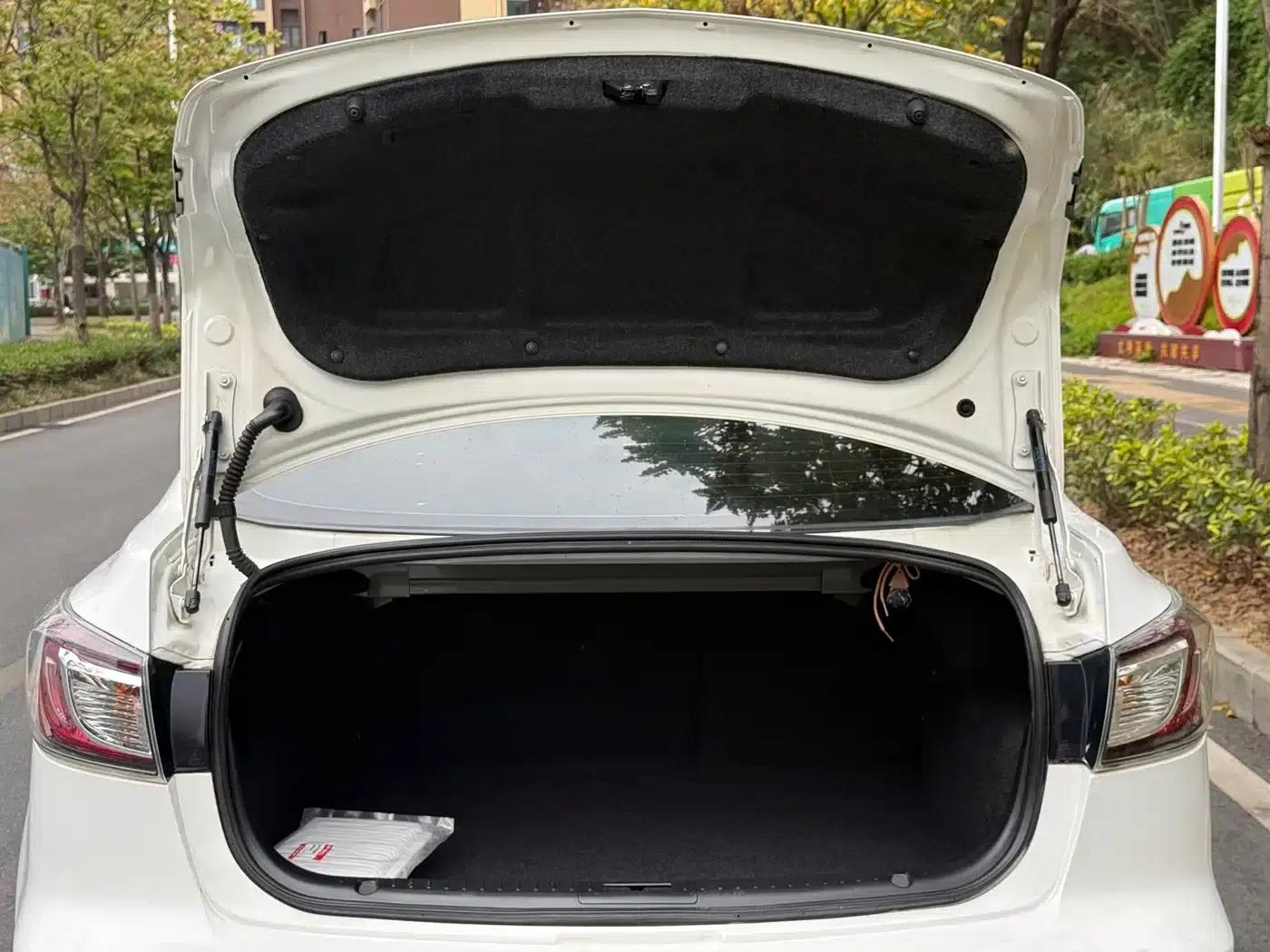 Mazda3 Axela 2012 Hatchback 1.6L Automatic Elite — миниатюра 12