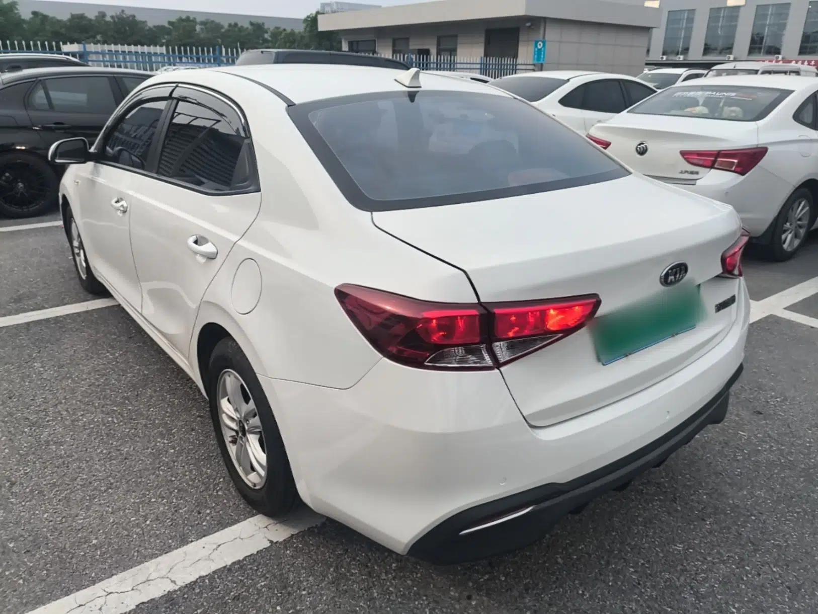 Kia Forte 2018 1.6L Automatic Value-Connect Edition with Intelligent Connectivity — миниатюра 4