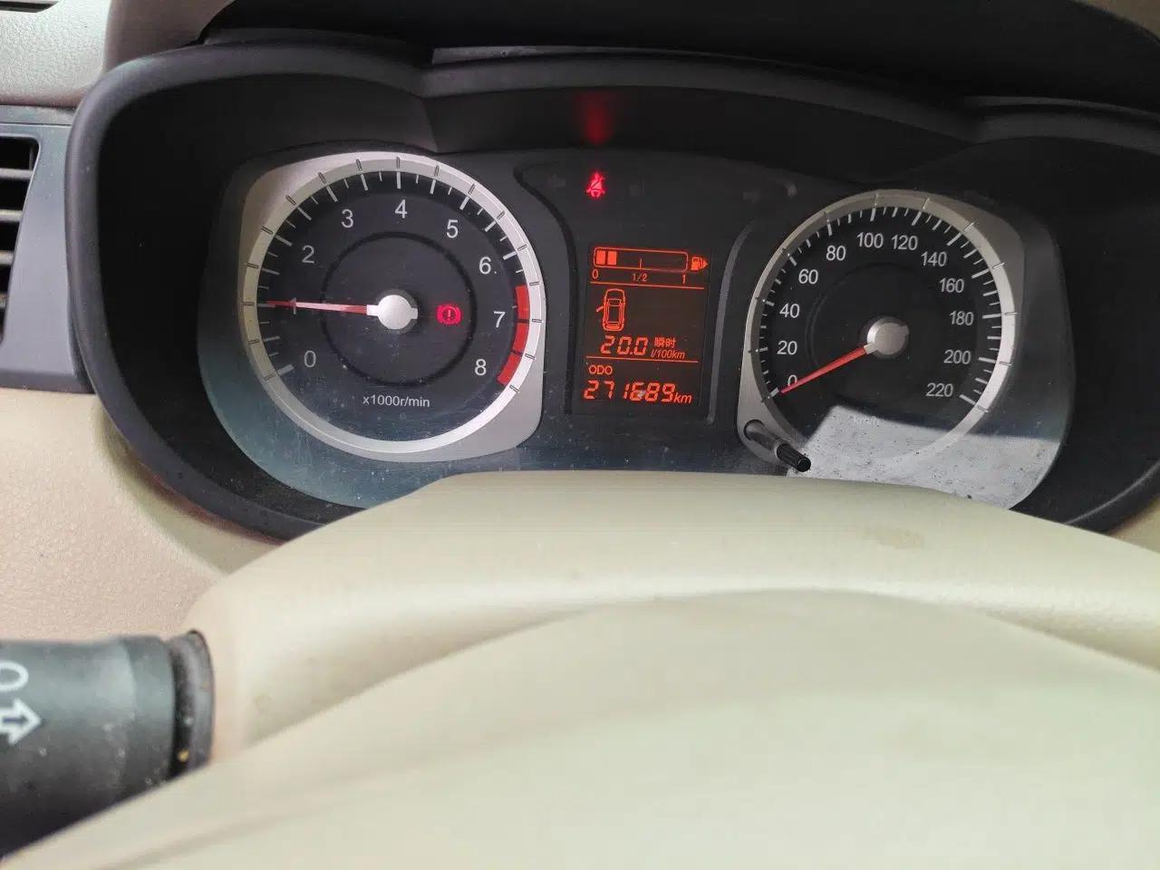 Venucia D50 2013 1.6L Manual Fashion Edition — миниатюра 12