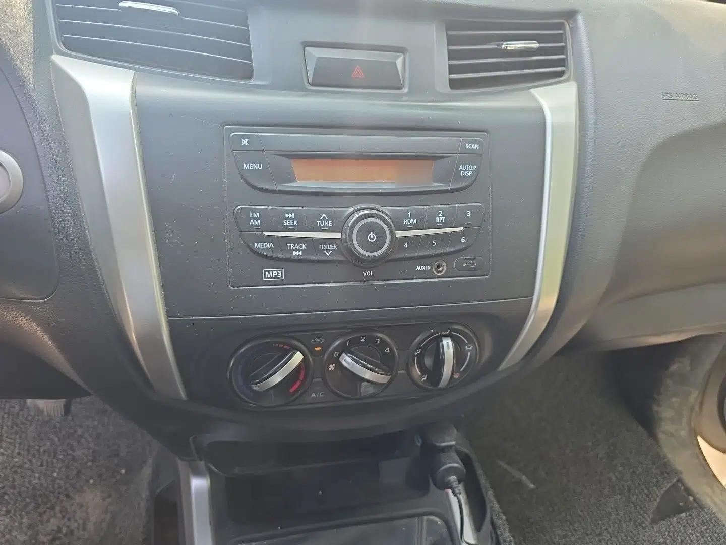 Nissan Navara 2019 2.5L Manual Two-Wheel Drive Comfort Version China VI QR25 — миниатюра 12