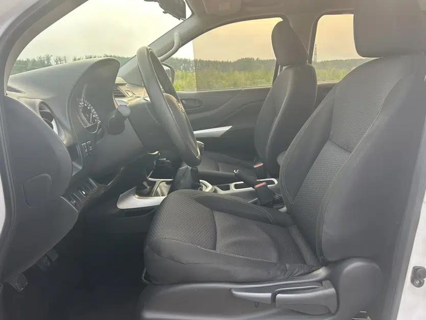 Nissan Navara 2019 2.5L Manual Two-Wheel Drive Comfort Version China VI QR25 — миниатюра 19