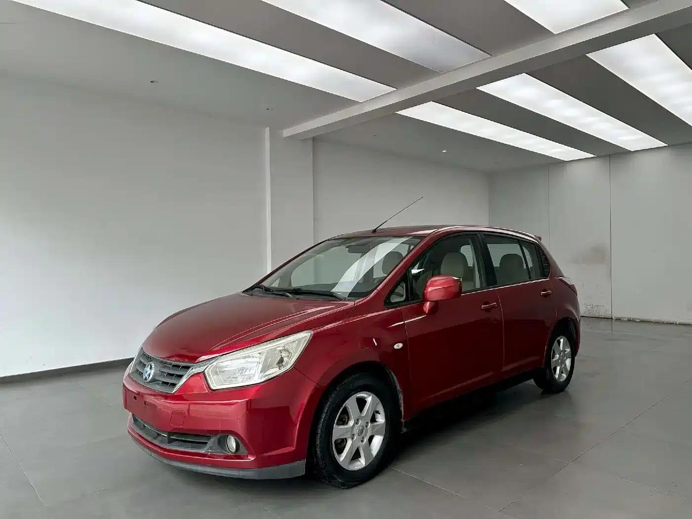 Venucia R50 2013 1.6L Automatic Deluxe Edition — миниатюра 1