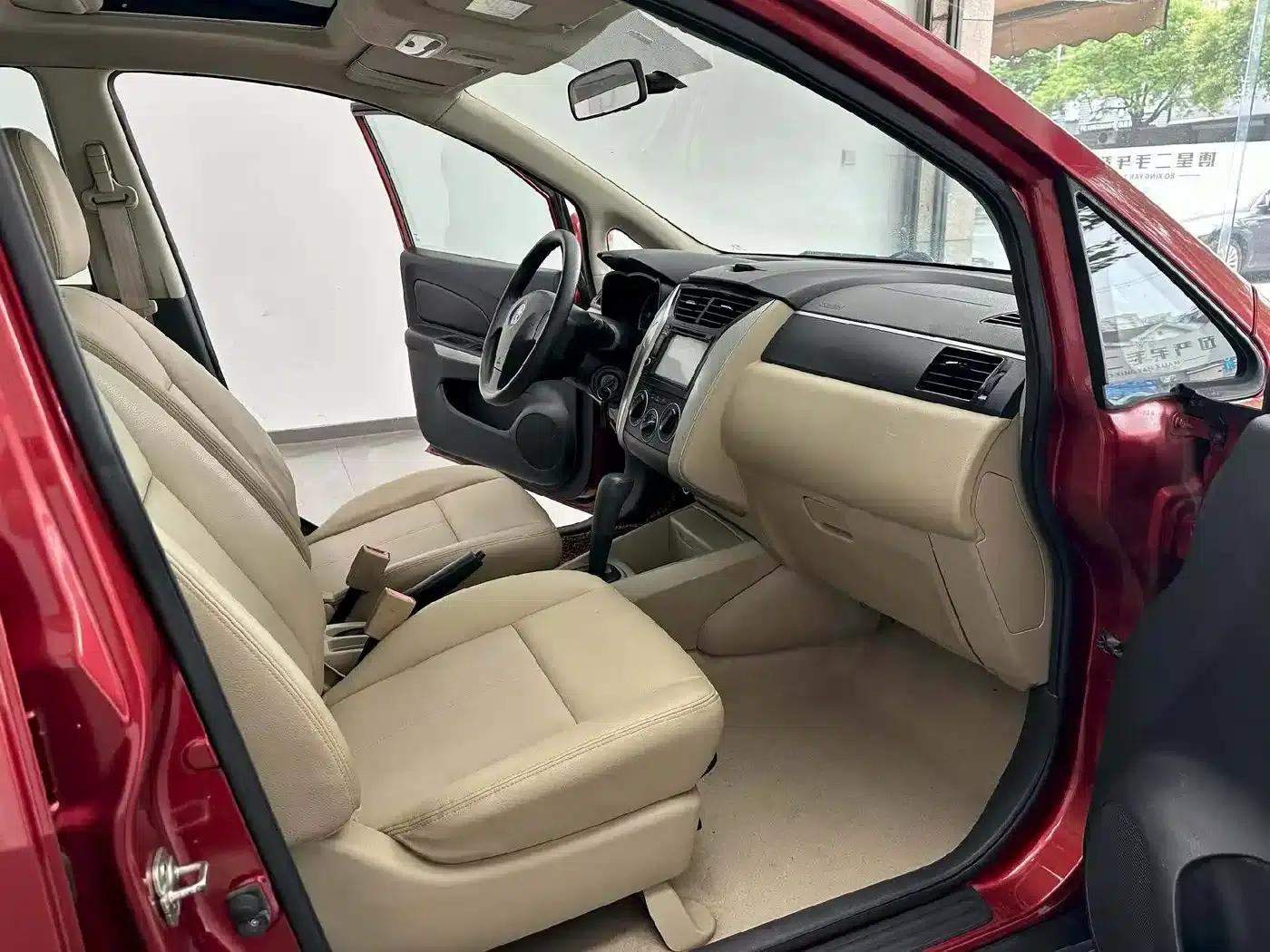 Venucia R50 2013 1.6L Automatic Deluxe Edition — миниатюра 4