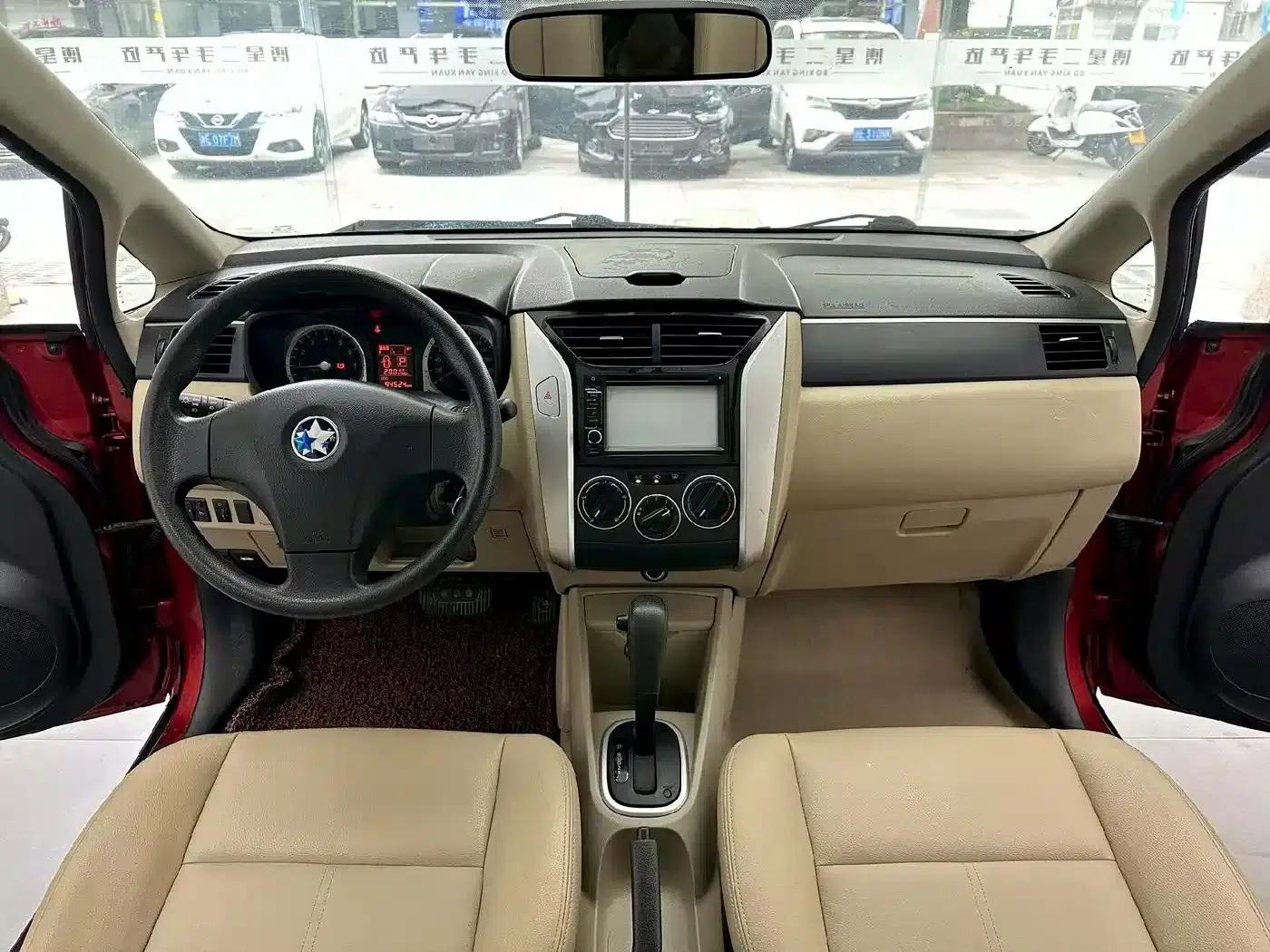 Venucia R50 2013 1.6L Automatic Deluxe Edition — миниатюра 5