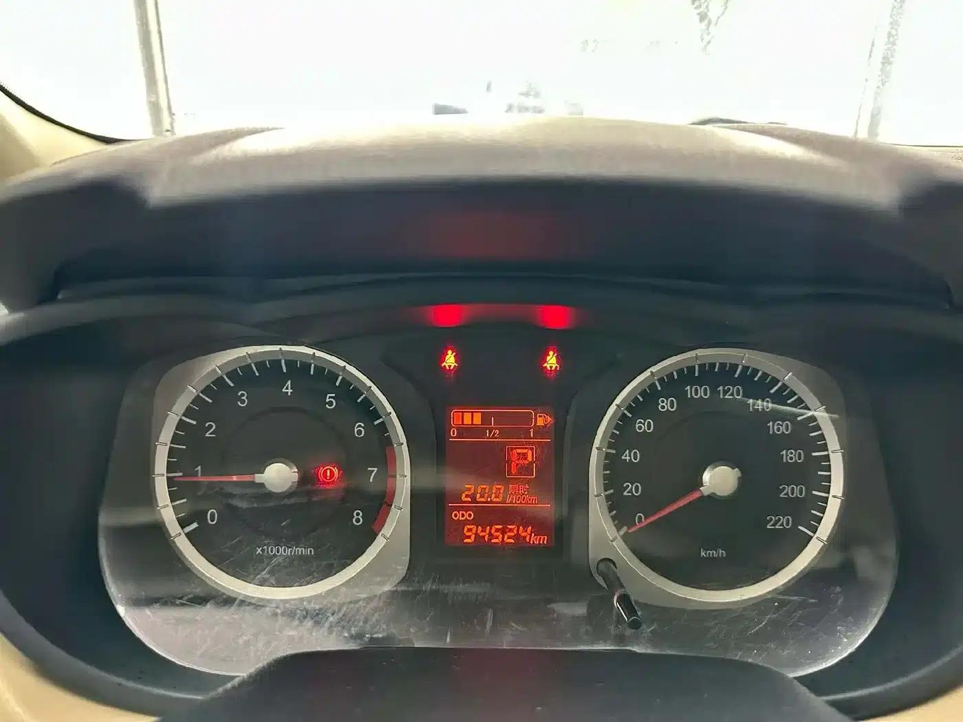 Venucia R50 2013 1.6L Automatic Deluxe Edition — миниатюра 6