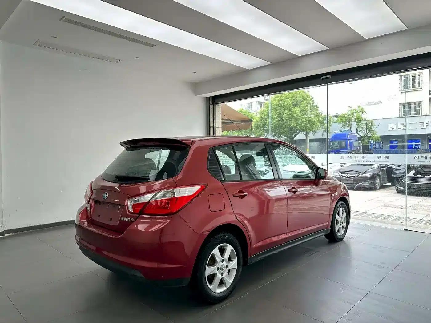 Venucia R50 2013 1.6L Automatic Deluxe Edition — миниатюра 9