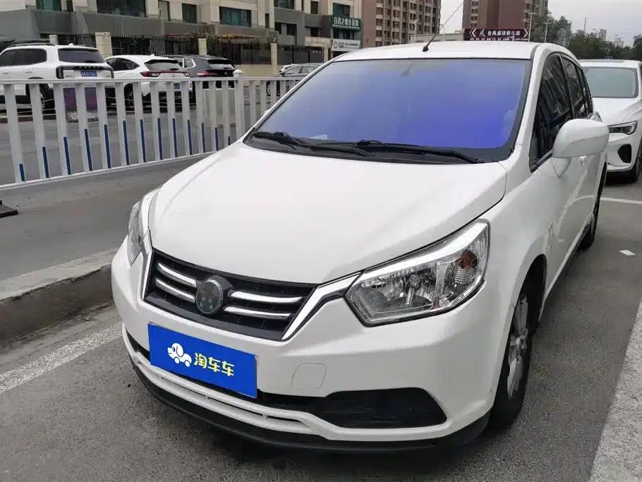 Venucia R50 2015 1.6L Automatic Fashion Edition — миниатюра 1