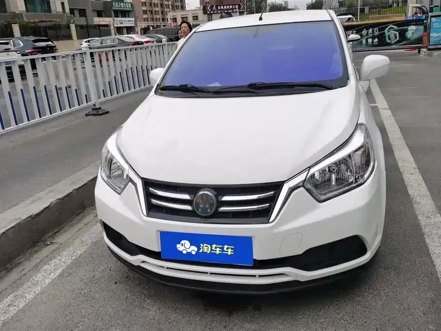 Venucia R50 2015 1.6L Automatic Fashion Edition — миниатюра 2