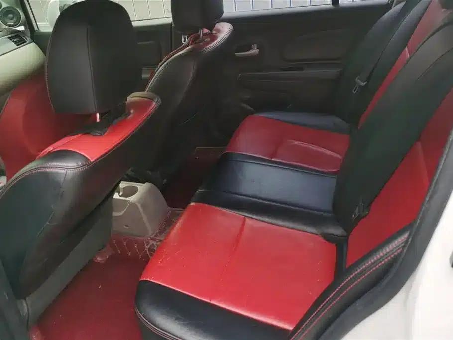 Venucia R50 2015 1.6L Automatic Fashion Edition — миниатюра 11