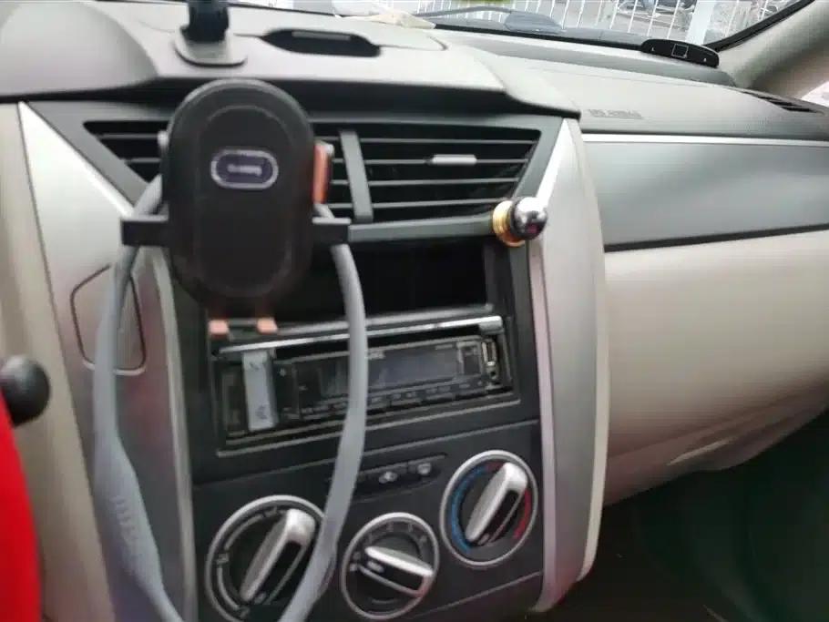 Venucia R50 2015 1.6L Automatic Fashion Edition — миниатюра 13